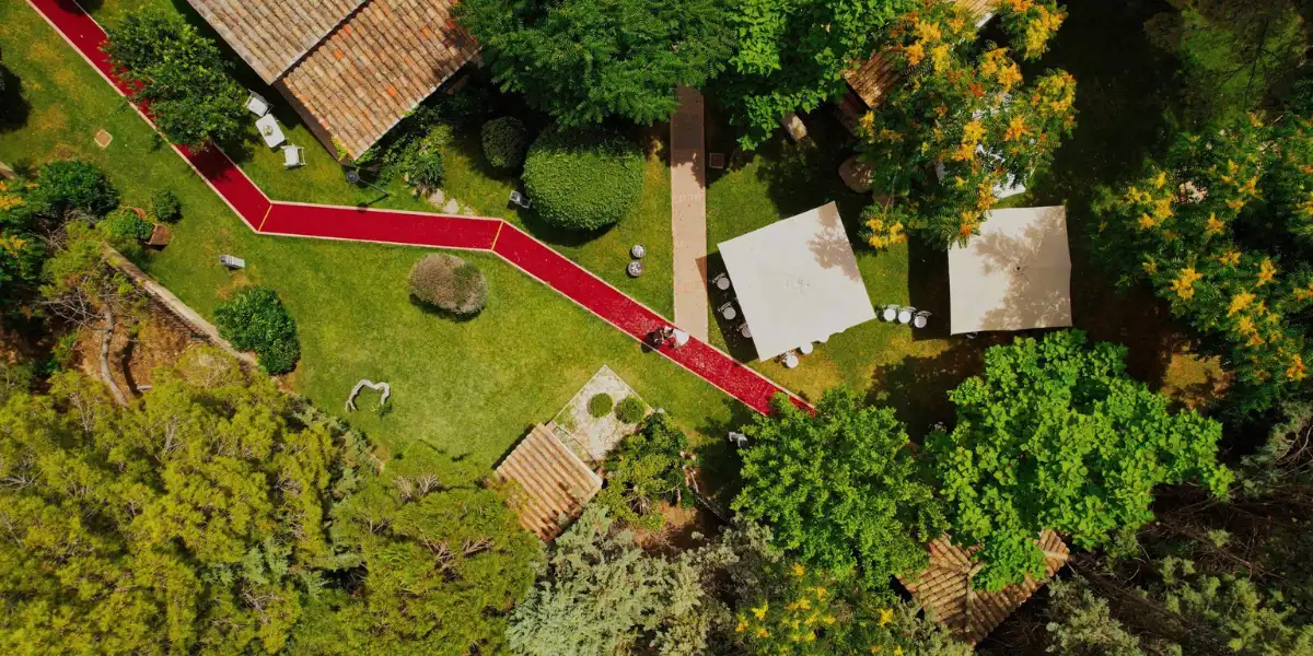 bodas-con-drones-portada Novios en una boda vista en cenital desde un dron