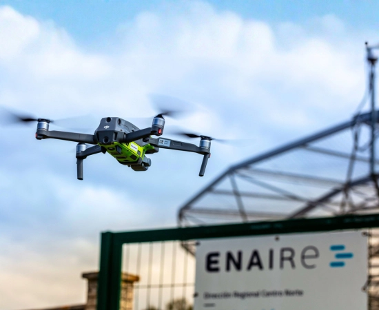 operaciones-drones-mantenimiento-infraestructuras-enaire-aesa Dron profesional operando en vuelo estacionario sobre las instalaciones técnicas e infraestructuras de ENAIRE para operaciones de inspección y mantenimiento.