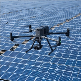 Dron profesional de inspección técnica sobrevolando una planta solar para la categoría de servicios técnicos e industria de Toledrón.