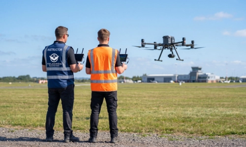 Instructor y alumno realizando prácticas de vuelo con dron profesional para la titulación oficial AESA y STS-EU en Toledrón.