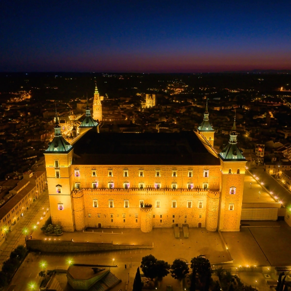 fotografia-aerea-nocturna-dron-alcazar-de-toledo-toledron Fotografía aérea nocturna en alta resolución del Alcázar de Toledo iluminado al anochecer capturada con dron profesional por Toledrón.