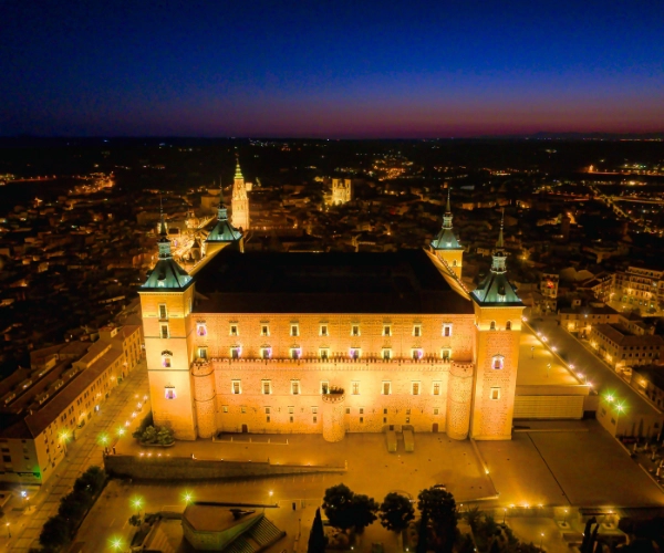 alzazar de toledo al anochecer al fondo la catedral