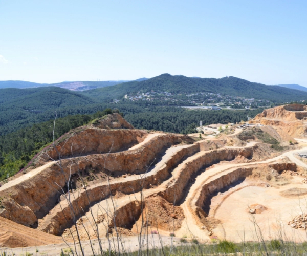 cantera con montañas y bosques al fondo