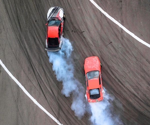 carrera de coches vista desde un dron