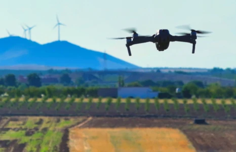 dron-dji-air2-volando-campos-eolicos-466x300 dron-dji-air2-volando-campos-eolicos-466x300