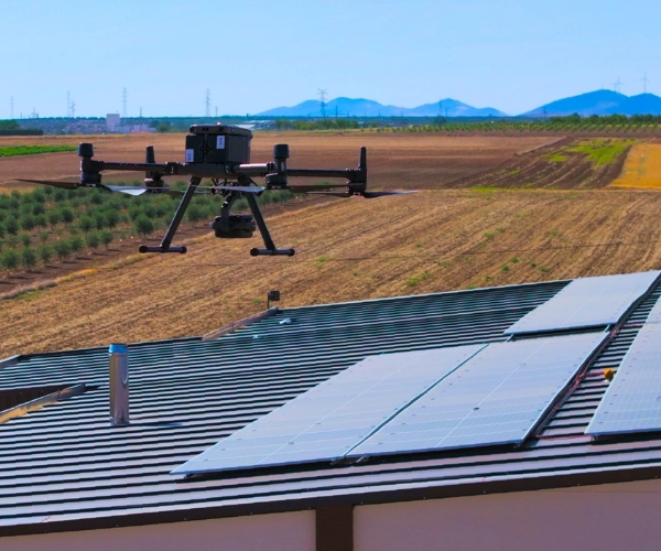 Dron dji matrice 300 y cubierta de nave con placas solares