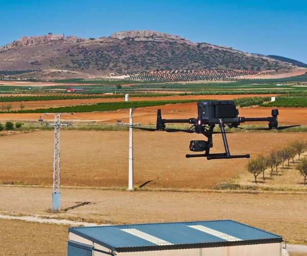dron dji matrice 30o realizando topografia y al fondo un castillo