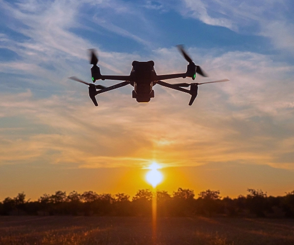 dji mavic 3 pro volando al atardecer