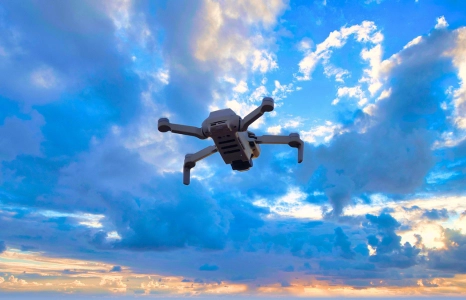 dron-dji-mini2-volando-atardecer dron-dji-mini2-volando-atardecer