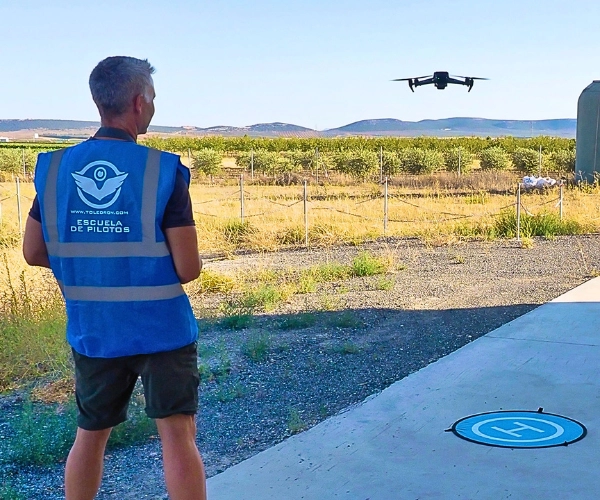 https://www.toledron.com/wp-content/uploads/piloto-de-drones-curso-formacion-600x500-1.webp