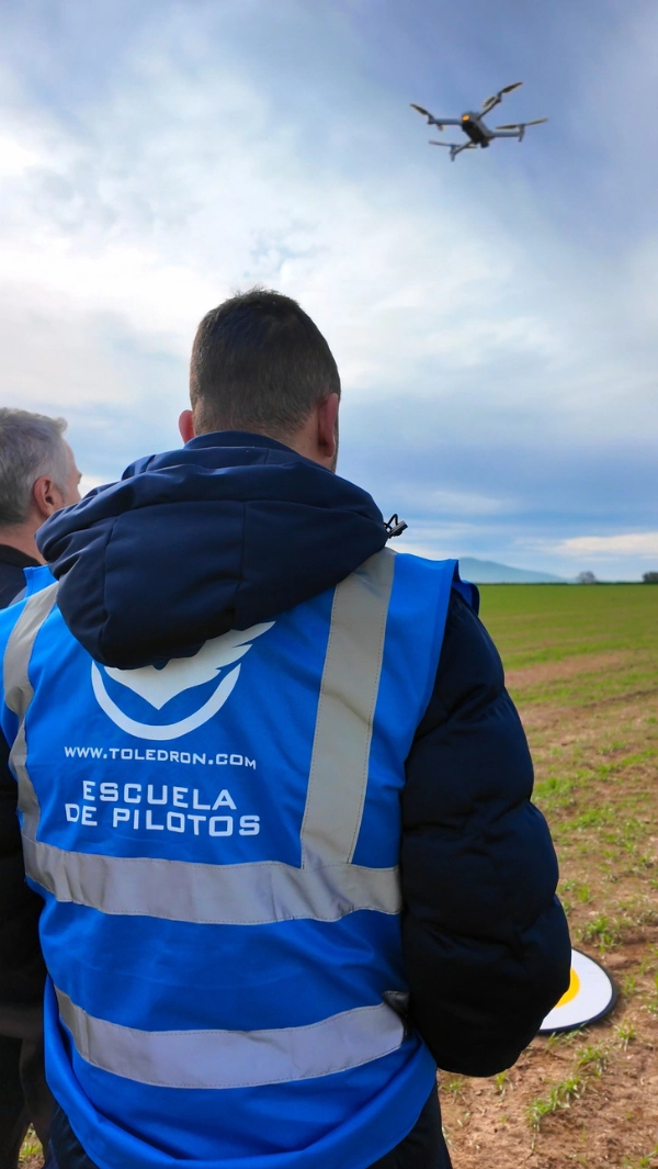 piloto-dron-curso-foto-video Piloto de drones con un dron, realizando un curso de foto y video en Toledrón