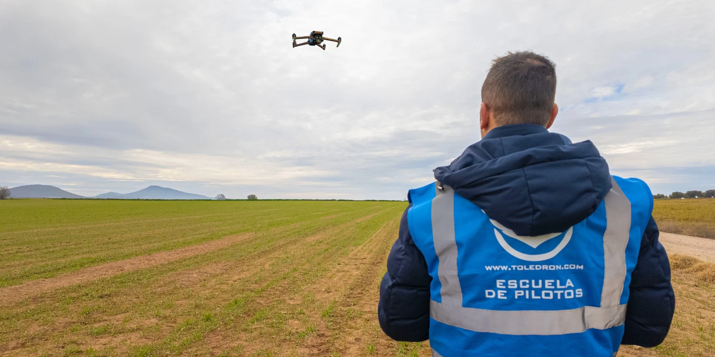 piloto-drones-realizando-curso-1400x700 Piloto de drones y un dron realizando un curso