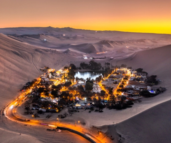 pueblo en el desierto al atardecer